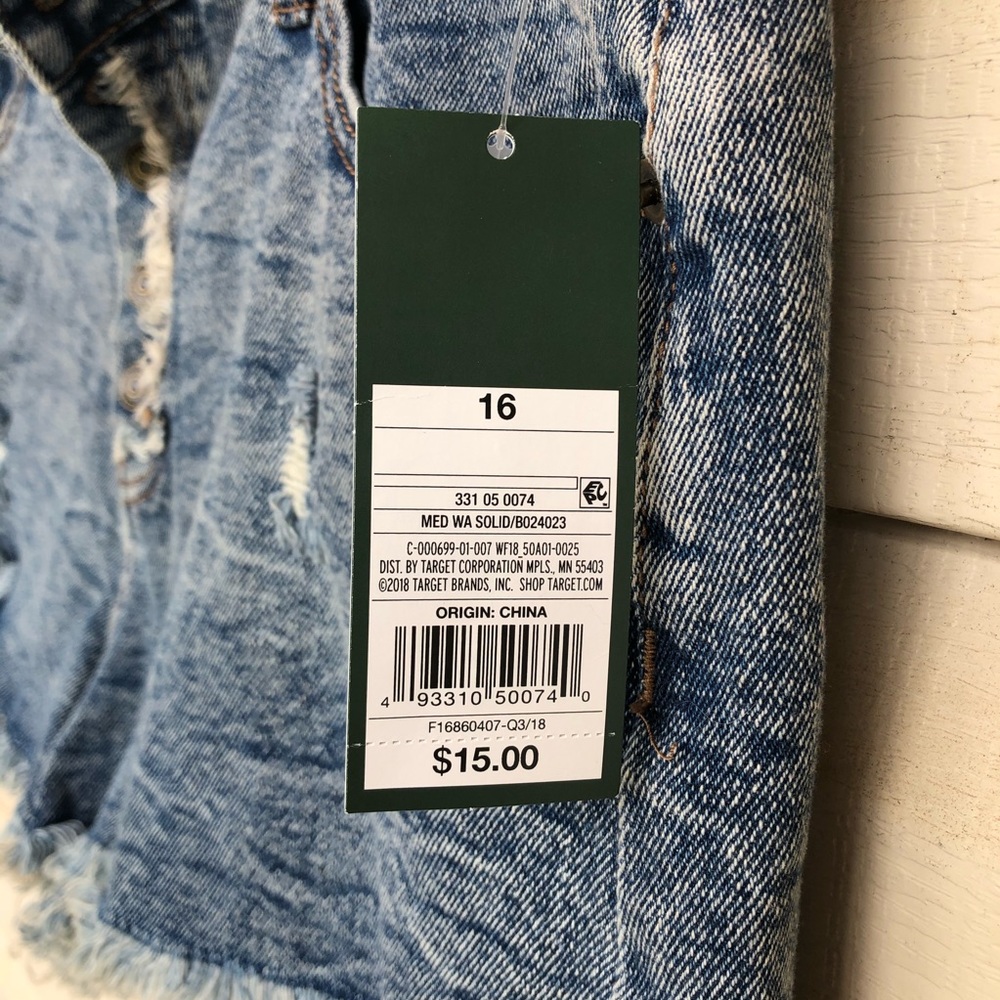Walk and fable, Hi-Rise Jean shorts NWT